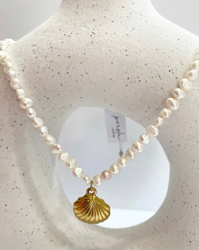 Shell freshwater pearl necklace